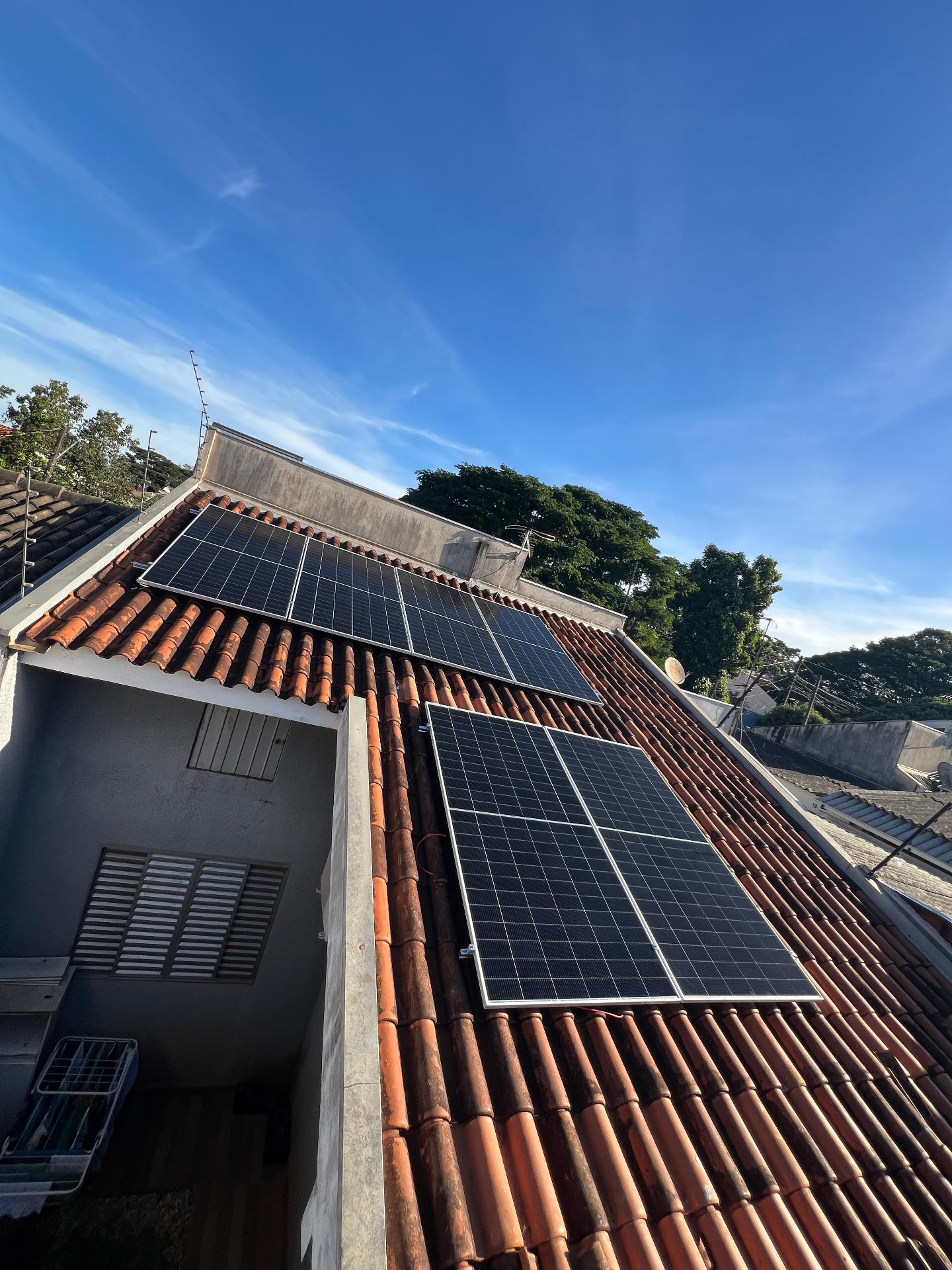 Casa térrea real com painéis solares instalados no telhado de telhas